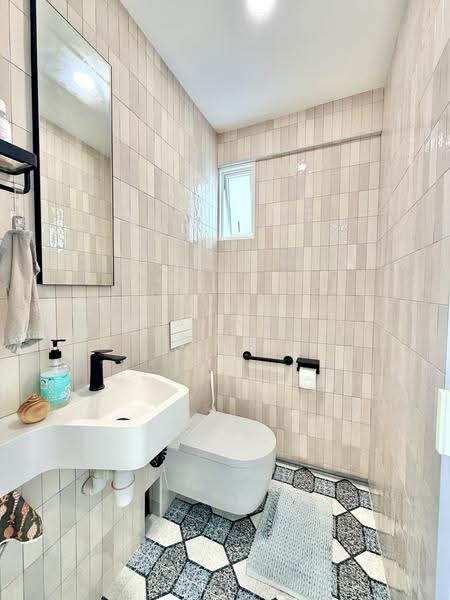 662 Buffalo Road, 662 Buffalo Road, Farrer Park / Serangoon Rd, 2 Bedrooms, 882 sqft, HDB Flat For Sale, by Jaeson Lin 林暉盛, 500264117 - Bathroom - PropertyGuru.com.sg