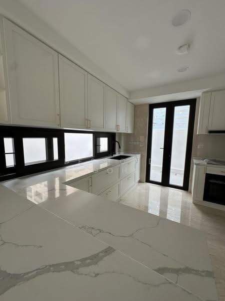 Brand New Semi-D at Coronation road, Coronation road/King’s road/Lutheran road, Tanglin / Holland / Bukit Timah, 4 Bedrooms, 7,000 sqft, Semi-Detached House For Sale, by Desmond Goh, 500264124 - Kitchen - PropertyGuru.com.sg