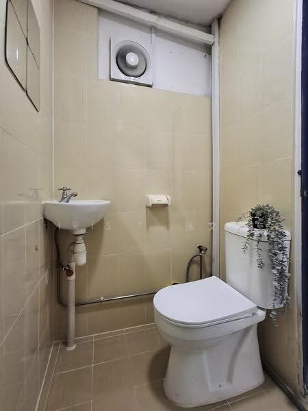 Textile Centre, 200 Jalan Sultan, Beach Road / Bugis / Rochor, 883 sqft, Office For Sale, by Iris T. 张文珊, 500264128 - Bathroom - CommercialGuru.com.sg