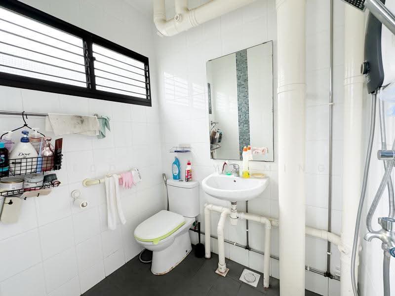 420 Tampines Street 41, 420 Tampines Street 41, Pasir Ris / Tampines, 2 Bedrooms, 797 sqft, HDB Flat For Sale, by Teddy Ng Yu Ming, 500264184 - Bathroom - PropertyGuru.com.sg