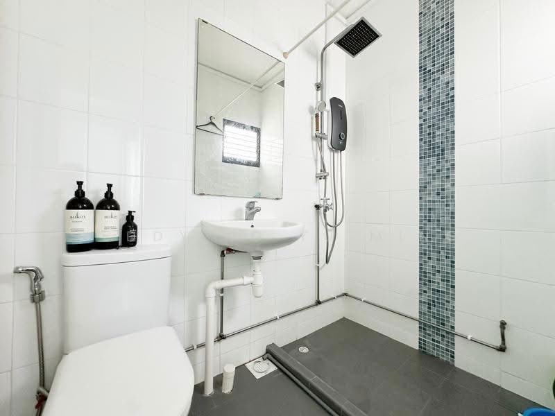420 Tampines Street 41, 420 Tampines Street 41, Pasir Ris / Tampines, 2 Bedrooms, 797 sqft, HDB Flat For Sale, by Teddy Ng Yu Ming, 500264184 - Bathroom - PropertyGuru.com.sg