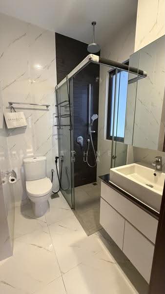 Urban Vista, 8 Tanah Merah Kechil Link, Bedok / Upper East Coast, 1 Bedroom, 441 sqft, Condominium For Rent, by Daphne Phua, 500264206 - Well appointed bathroom with window! - PropertyGuru.com.sg