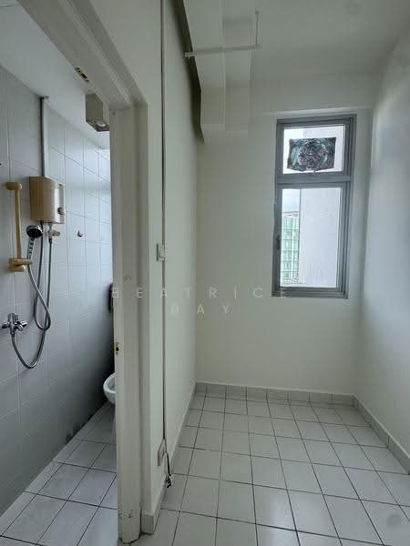 Cairnhill Crest, 2 Cairnhill Circle, Orchard / River Valley, 4 Bedrooms, 2,711 sqft, Condominium For Sale, by Beatrice Bay, 500264263 - Helper's room w Bathroom - PropertyGuru.com.sg