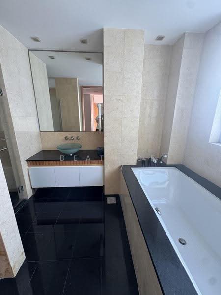 Cairnhill Crest, 2 Cairnhill Circle, Orchard / River Valley, 4 Bedrooms, 2,711 sqft, Condominium For Sale, by Beatrice Bay, 500264263 - Master Bathroom - PropertyGuru.com.sg