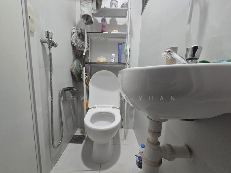 iNz Residence, 76 Choa Chu Kang Avenue 5, Dairy Farm / Bukit Panjang / Choa Chu Kang, 4 Bedrooms, 1,184 sqft, Condominium For Sale, by Chew Lih Yuan, 500264268 - Bathroom - PropertyGuru.com.sg