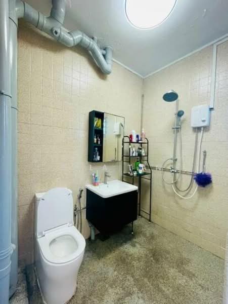 435 Ang Mo Kio Avenue 10, 435 Ang Mo Kio Avenue 10, Ang Mo Kio / Bishan / Thomson, 2 Bedrooms, 721 sqft, HDB Flat For Sale, by Zola Tan, 500264371 - Bathroom - PropertyGuru.com.sg