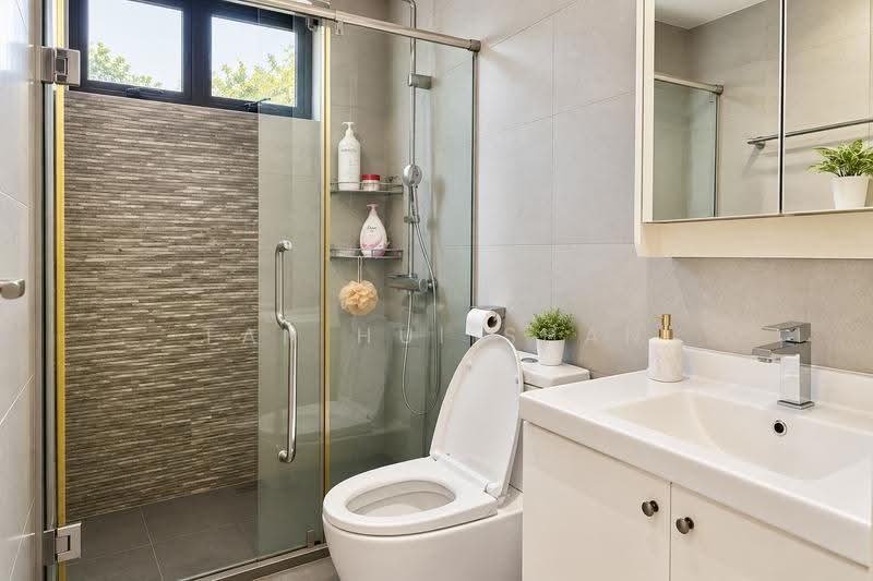 Chiltern Park, 131 Serangoon Avenue 3, Hougang / Punggol / Sengkang, 2 Bedrooms, 915 sqft, Condominium For Sale, by Tan Hui Shan, 500264395 - Bathroom - PropertyGuru.com.sg