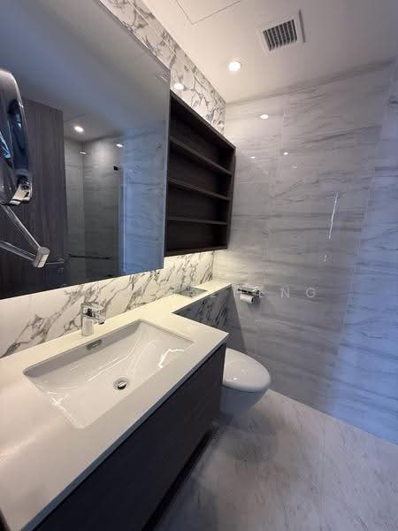 Queens Peak, 1 Dundee Road, Alexandra / Commonwealth, 3 Bedrooms, 850 sqft, Condominium For Sale, by Laura Zheng, 500264422 - Bathroom - PropertyGuru.com.sg