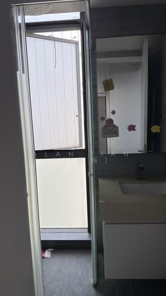 Sloane Residences, 17 Balmoral Road, Tanglin / Holland / Bukit Timah, 3 Bedrooms, 1,292 sqft, Condominium For Sale, by Alan Tian (邓金科), 500264437 - Bathroom - PropertyGuru.com.sg