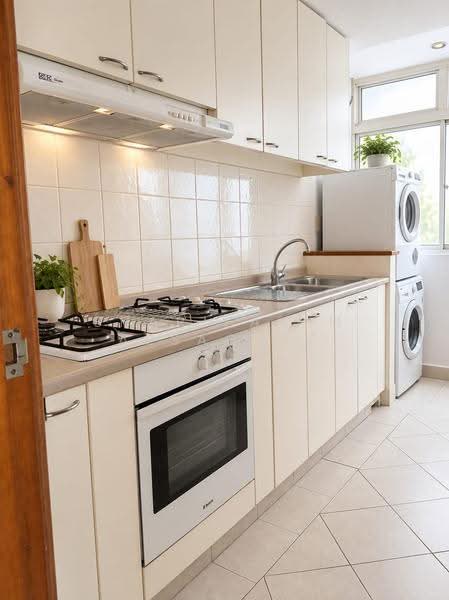 Burlington Square, 175 Bencoolen Street, Beach Road / Bugis / Rochor, 2 Bedrooms, 872 sqft, Apartment For Sale, by Sharifah M Alsagoff, 500264453 - Kitchen - PropertyGuru.com.sg