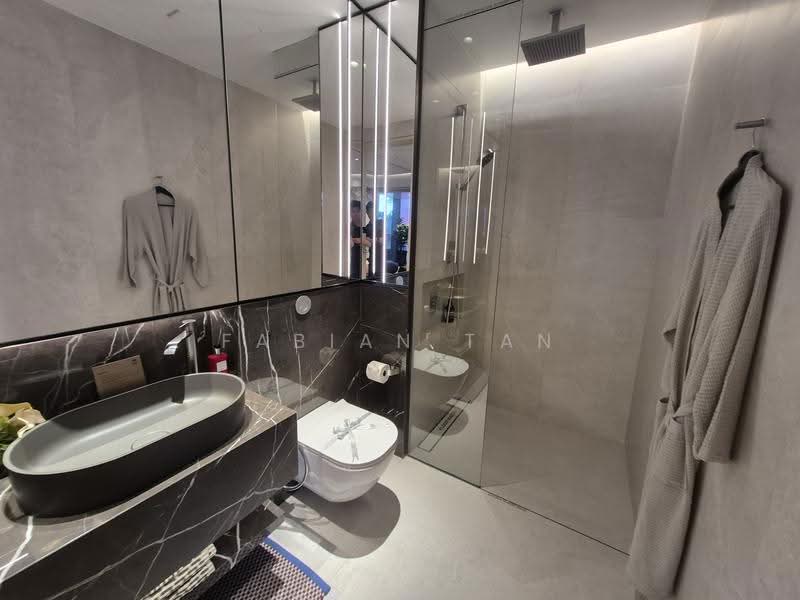 MRT Very Good Schools, Tanglin / Holland / Bukit Timah, 4 Bedrooms, 1,184 sqft, Condominium For Sale, by Fabian Tan, 500264473 - Bathroom - PropertyGuru.com.sg