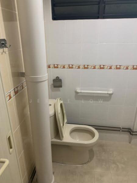 304 Hougang Avenue 5, 304 Hougang Avenue 5, Hougang / Punggol / Sengkang, 2 Bedrooms, 796 sqft, HDB Flat For Rent, by Jessie Low, 500264484 - Bathroom - PropertyGuru.com.sg