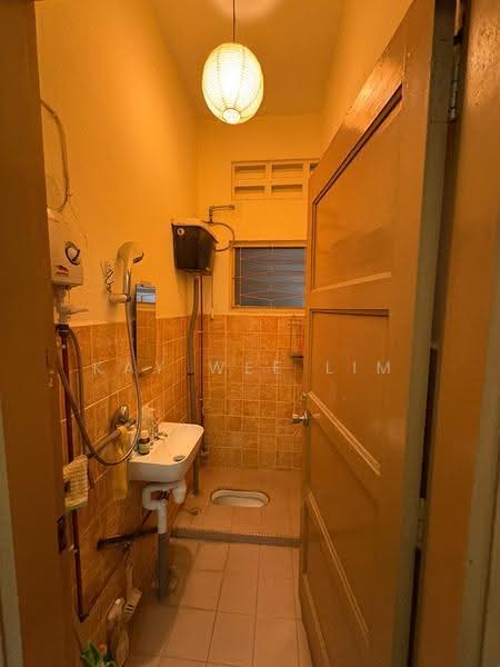 ONAN ROAD, Eunos / Geylang / Paya Lebar, 5 Bedrooms, 2,700 sqft, Terraced House For Sale, by Kay Wee Lim, 500264516 - Bathroom - PropertyGuru.com.sg
