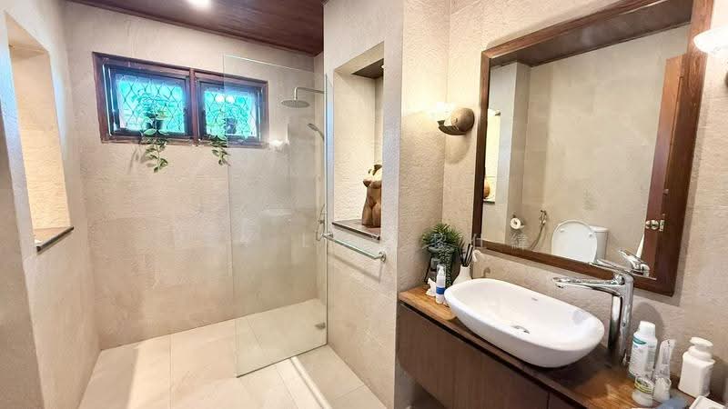 Rare Move In Condition Detached House Near Greenwich V, Seletar / Yio Chu Kang, 7 Bedrooms, 7,733 sqft, Detached House For Sale, by Jay Loy 黎仕緯, 500264552 - Bathroom - PropertyGuru.com.sg