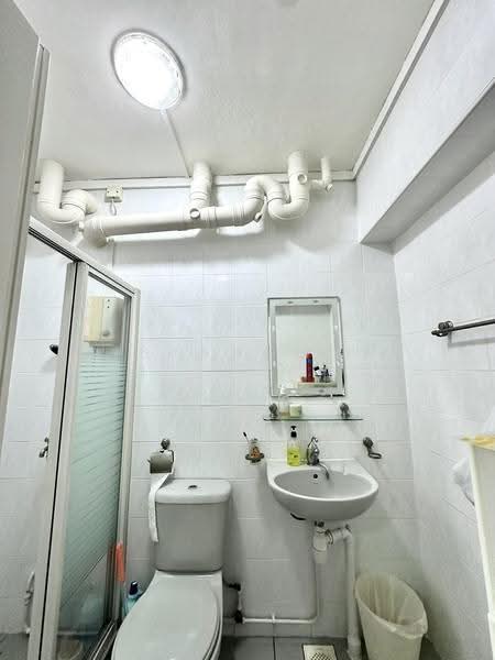 122 Lorong 2 Toa Payoh, 122 Lorong 2 Toa Payoh, Balestier / Toa Payoh, 3 Bedrooms, 1,076 sqft, HDB Flat For Sale, by Brandon Zheng 郑祺宝, 500264570 - Bathroom - PropertyGuru.com.sg