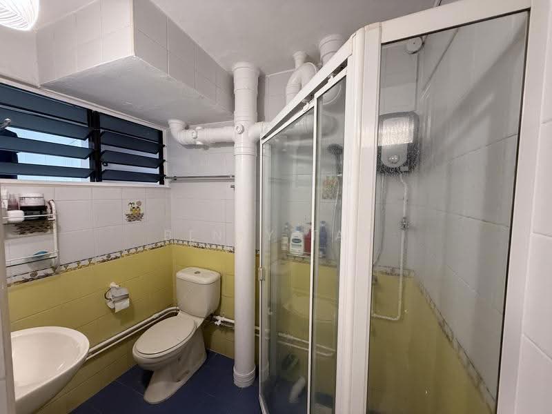 415 Commonwealth Avenue West, 415 Commonwealth Avenue West, Buona Vista / West Coast / Clementi New Town, 3 Bedrooms, 1,475 sqft, HDB Flat For Sale, by Benny Tan, 500264584 - Bathroom - PropertyGuru.com.sg