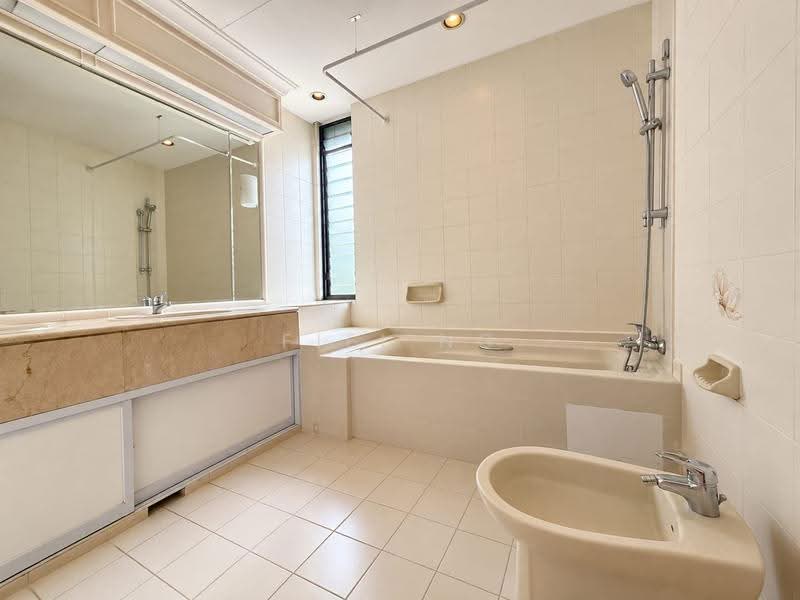Regency Park, 3 Nathan Road, Tanglin / Holland / Bukit Timah, 4 Bedrooms, 3,649 sqft, Condominium For Sale, by FiFi Ng, 500264620 - Bathroom - PropertyGuru.com.sg