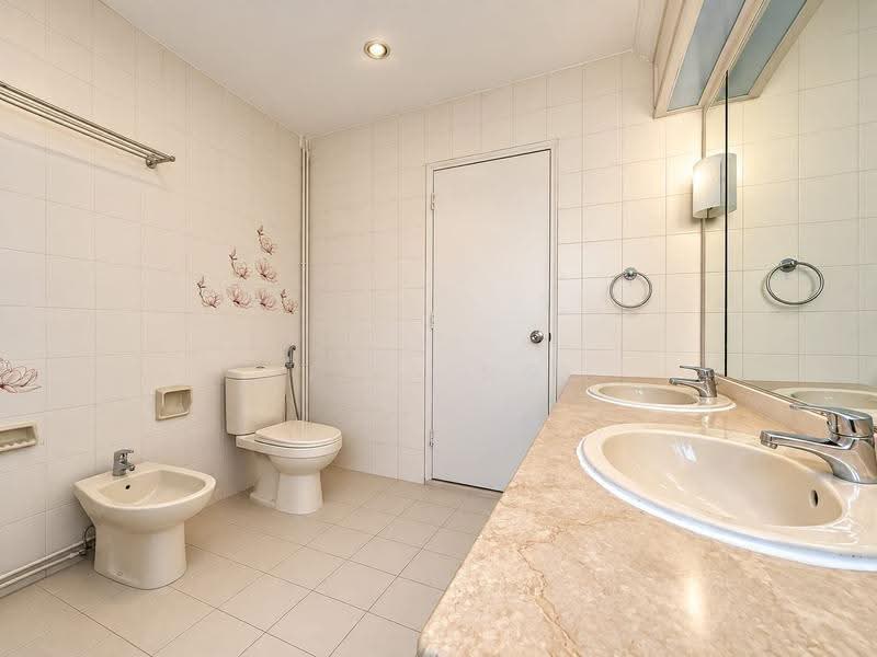 Regency Park, 3 Nathan Road, Tanglin / Holland / Bukit Timah, 4 Bedrooms, 3,649 sqft, Condominium For Sale, by FiFi Ng, 500264620 - Bathroom - PropertyGuru.com.sg
