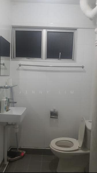 241 Bukit Batok East Avenue 5, 241 Bukit Batok East Avenue 5, Dairy Farm / Bukit Panjang / Choa Chu Kang, Room Rental, 100 sqft, HDB Flat For Rent, by Jenny Lim, 500264691 - Bathroom - PropertyGuru.com.sg