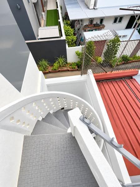 Shrewsbury Road, Shrewsbury Road, Newton / Novena, 3 Bedrooms, 1,100 sqft, Walk-up Apartment For Rent, by Martin Wong, 500264710 - Rear Exterior Spiral Staircase - PropertyGuru.com.sg