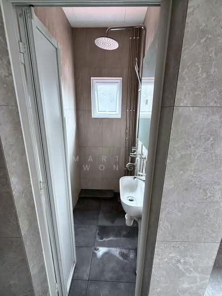 Shrewsbury Road, Shrewsbury Road, Newton / Novena, 3 Bedrooms, 1,100 sqft, Walk-up Apartment For Rent, by Martin Wong, 500264710 - Common Bathroom - PropertyGuru.com.sg