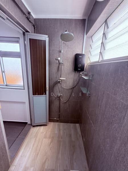 232 Tampines Street 21, 232 Tampines Street 21, Pasir Ris / Tampines, 3 Bedrooms, 1,055 sqft, HDB Flat For Sale, by Jade Lee, 500264746 - Common bath - PropertyGuru.com.sg