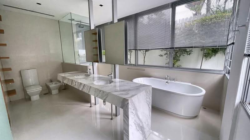 Holland Road, Oei Tiong Ham Park, Tanglin / Holland / Bukit Timah, 6 Bedrooms, 7,500 sqft, Detached House For Sale, by Martin Wong, 500264758 - Master Bathroom - PropertyGuru.com.sg