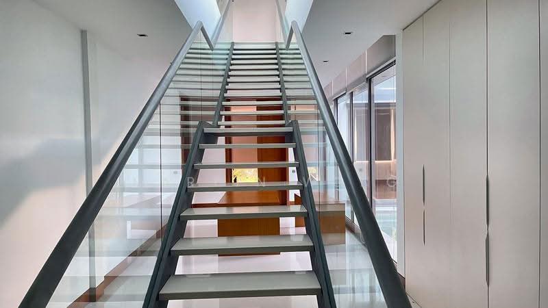 Holland Road, Oei Tiong Ham Park, Tanglin / Holland / Bukit Timah, 6 Bedrooms, 7,500 sqft, Detached House For Sale, by Martin Wong, 500264758 - Centerpiece Staircase - PropertyGuru.com.sg