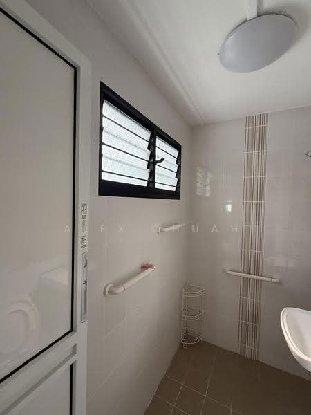169 Bedok South Avenue 3, 169 Bedok South Avenue 3, Bedok / Upper East Coast, 3 Bedrooms, 893 sqft, HDB Flat For Sale, by Alex Chuah, 500264859 - Bathroom - PropertyGuru.com.sg