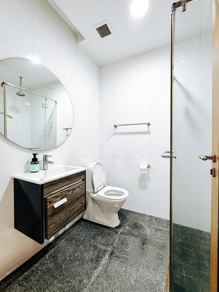 Visioncrest, 37 Oxley Rise, Orchard / River Valley, 2 Bedrooms, 947 sqft, Condominium For Rent, by Amanda Hong, 500264861 - Bathroom - PropertyGuru.com.sg