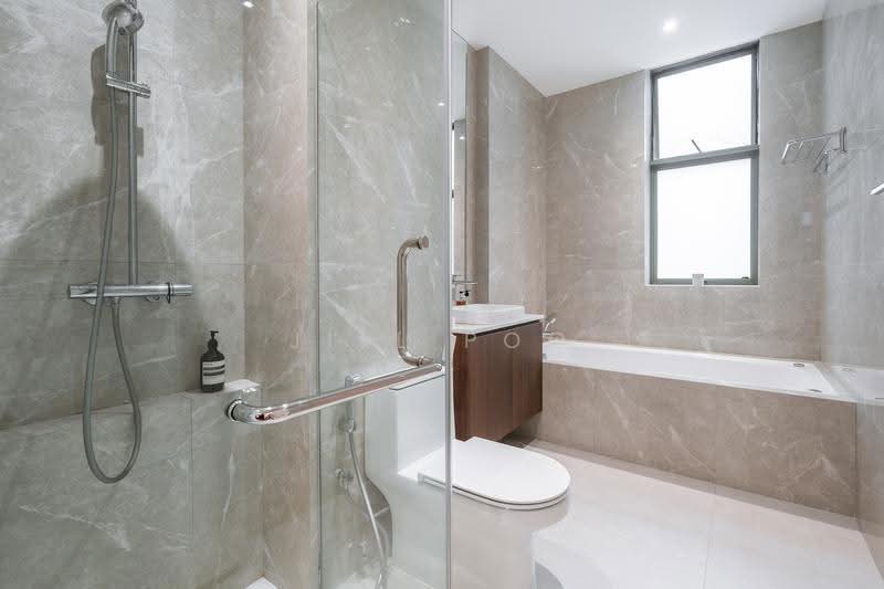 Gardenville, 10 Walshe Road, Tanglin / Holland / Bukit Timah, 3 Bedrooms, 1,647 sqft, Condominium For Sale, by Jill Poo, 500264869 - Bathroom - PropertyGuru.com.sg