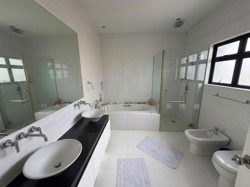 STUNNING VIEWS!! ELEVATED Bungalow. REBUILD POTENTIAL!!, Astrid Hill  | Namly, Tanglin / Holland / Bukit Timah, 5 Bedrooms, 3,500 sqft, Detached House For Sale, by Martin Goh 吴伟楠, 500264885 - Bathroom - PropertyGuru.com.sg