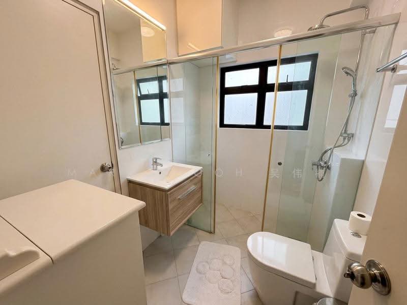 STUNNING VIEWS!! ELEVATED Bungalow. REBUILD POTENTIAL!!, Astrid Hill  | Namly, Tanglin / Holland / Bukit Timah, 5 Bedrooms, 3,500 sqft, Detached House For Sale, by Martin Goh 吴伟楠, 500264885 - Bathroom - PropertyGuru.com.sg