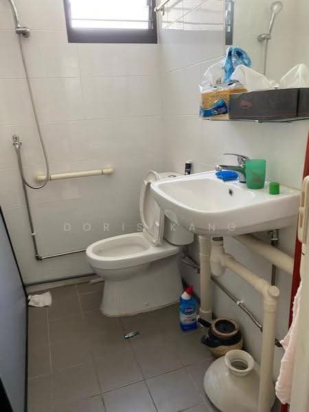 375 Clementi Avenue 4, 375 Clementi Avenue 4, Buona Vista / West Coast / Clementi New Town, 3 Bedrooms, 1,001 sqft, HDB Flat For Rent, by Doris Kang, 500264910 - Bathroom - PropertyGuru.com.sg