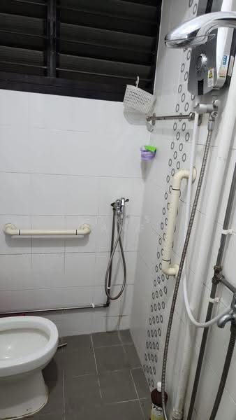 375 Clementi Avenue 4, 375 Clementi Avenue 4, Buona Vista / West Coast / Clementi New Town, 3 Bedrooms, 1,001 sqft, HDB Flat For Rent, by Doris Kang, 500264910 - Bathroom - PropertyGuru.com.sg