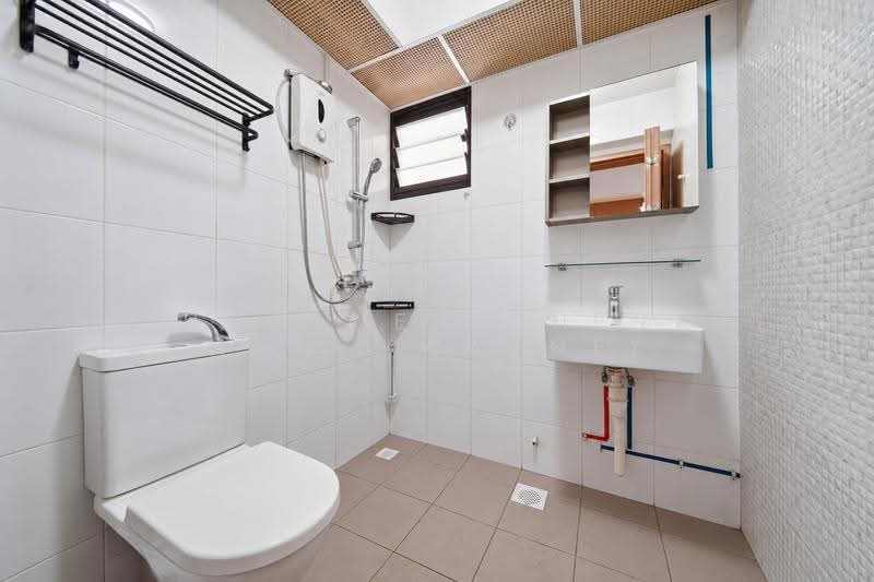 547B Bedok North Avenue 1, 547B Bedok North Avenue 1, Bedok / Upper East Coast, 2 Bedrooms, 732 sqft, HDB Flat For Sale, by Thoo Weng Heng 杜咏恒 (Wayne), 500264973 - Bathroom - PropertyGuru.com.sg