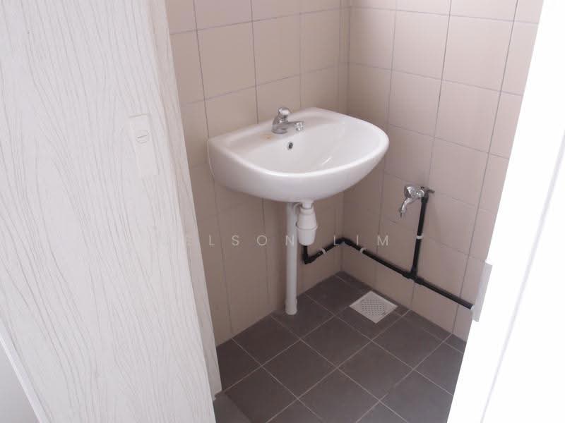 Pioneer Centre, 1 Soon Lee Street, Boon Lay / Jurong / Tuas, 1,485 sqft, Factory / Workshop (B2) For Sale, by Nelson Lim, 500265046 - Bathroom - CommercialGuru.com.sg