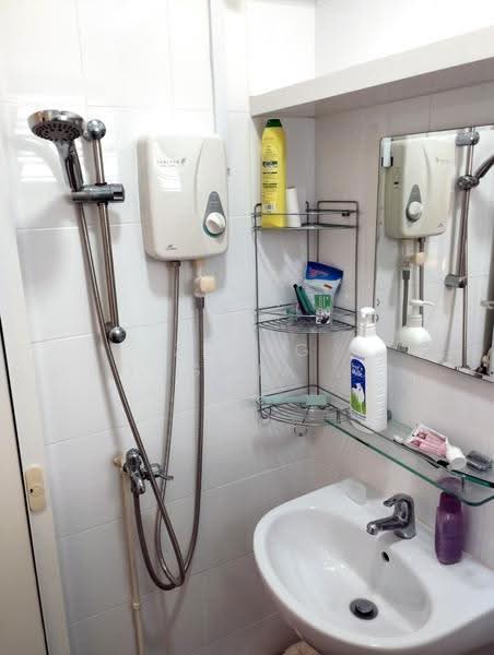 359 Clementi Avenue 2, 359 Clementi Avenue 2, Buona Vista / West Coast / Clementi New Town, 3 Bedrooms, 1,000 sqft, HDB Flat For Rent, by Zheng Ronghua 郑荣华, 500265058 - Bathroom - PropertyGuru.com.sg