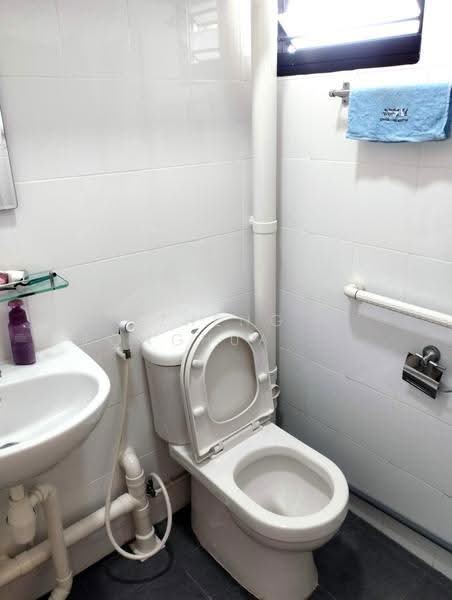 359 Clementi Avenue 2, 359 Clementi Avenue 2, Buona Vista / West Coast / Clementi New Town, 3 Bedrooms, 1,000 sqft, HDB Flat For Rent, by Zheng Ronghua 郑荣华, 500265058 - Bathroom - PropertyGuru.com.sg