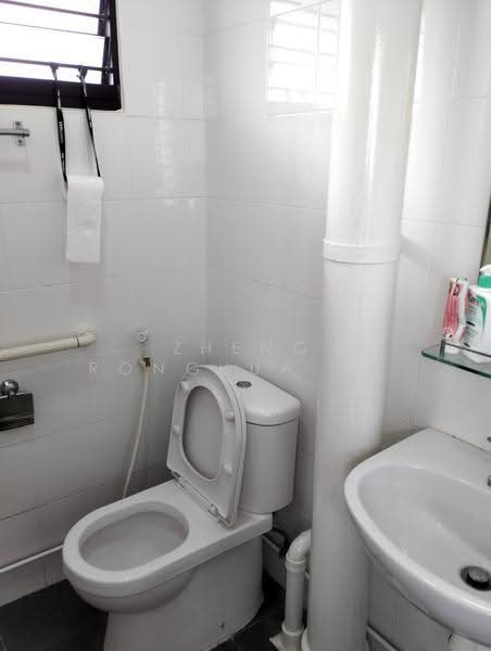 359 Clementi Avenue 2, 359 Clementi Avenue 2, Buona Vista / West Coast / Clementi New Town, 3 Bedrooms, 1,000 sqft, HDB Flat For Rent, by Zheng Ronghua 郑荣华, 500265058 - Bathroom - PropertyGuru.com.sg