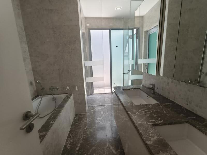The Minton, 12B Hougang Street 11, Hougang / Punggol / Sengkang, 5 Bedrooms, 2,756 sqft, Condominium For Rent, by Alan Yeo, 500265130 - Bathroom - PropertyGuru.com.sg