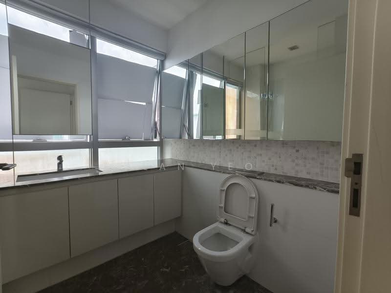 The Minton, 12B Hougang Street 11, Hougang / Punggol / Sengkang, 5 Bedrooms, 2,756 sqft, Condominium For Rent, by Alan Yeo, 500265130 - Bathroom - PropertyGuru.com.sg