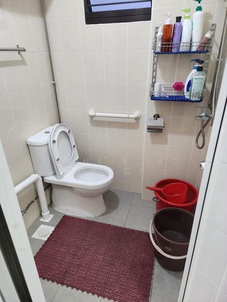 704 Hougang Avenue 2, 704 Hougang Avenue 2, Hougang / Punggol / Sengkang, Room Rental, 150 sqft, HDB Flat For Rent, by Frankie Teo (张文仁), 500265138 - Bathroom - PropertyGuru.com.sg