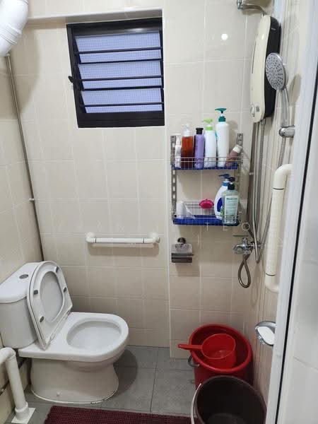 704 Hougang Avenue 2, 704 Hougang Avenue 2, Hougang / Punggol / Sengkang, Room Rental, 150 sqft, HDB Flat For Rent, by Frankie Teo (张文仁), 500265138 - Bathroom - PropertyGuru.com.sg