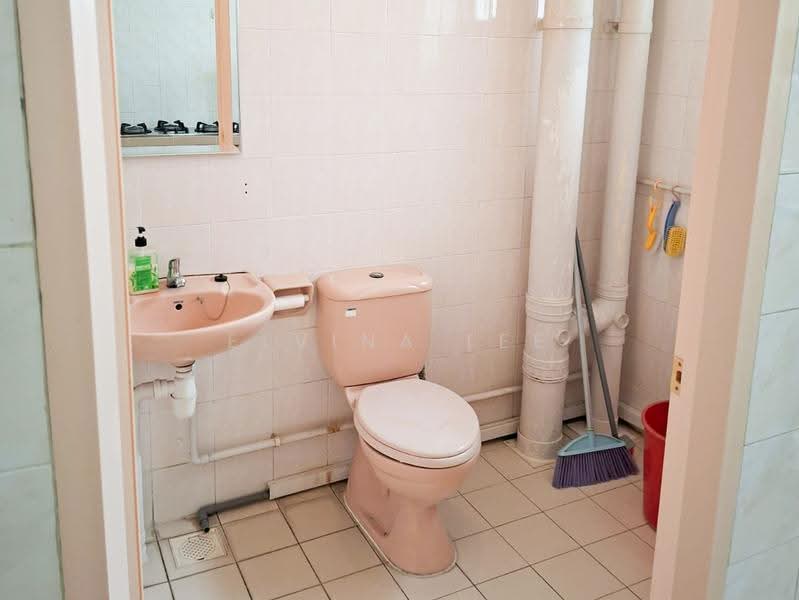 239 Compassvale Walk, 239 Compassvale Walk, Hougang / Punggol / Sengkang, 3 Bedrooms, 1,087 sqft, HDB Flat For Rent, by Elvina Lee, 500265159 - Bathroom - PropertyGuru.com.sg