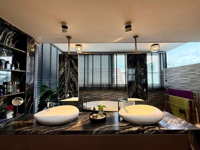 ◤ Serangoon Gardens 2.5 Storey 4 Levels Terrace with Lift near Australian Internation French Sch, Serangoon Gardens Circle Worthing Road Hythe Road Hemsley Road, Hougang / Punggol / Sengkang, 6 Bedrooms, 5,800 sqft, Terraced House For Rent, by Val Lin, 500265220 - Bathroom - PropertyGuru.com.sg