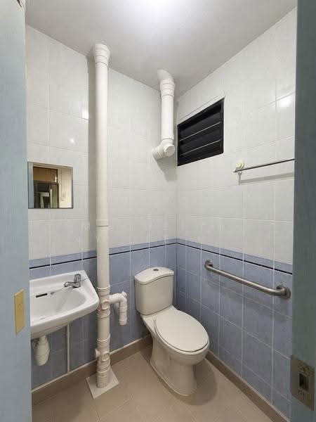 33 Bedok South Avenue 2, 33 Bedok South Avenue 2, Bedok / Upper East Coast, 3 Bedrooms, 947 sqft, HDB Flat For Sale, by Macdelyn Tay Lee Huey, 500265227 - Bathroom - PropertyGuru.com.sg