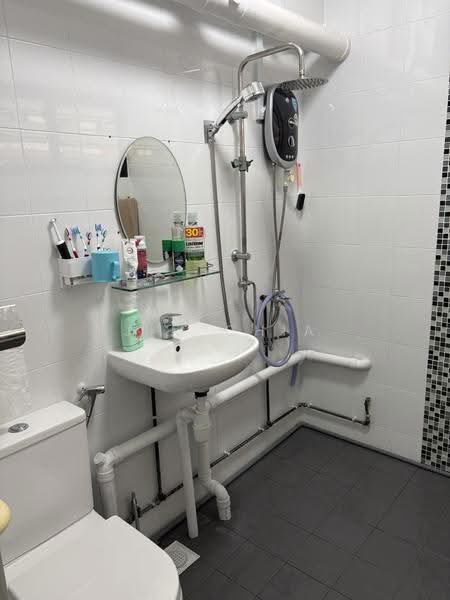 211 Bukit Batok Street 21, 211 Bukit Batok Street 21, Dairy Farm / Bukit Panjang / Choa Chu Kang, 3 Bedrooms, 1,119 sqft, HDB Flat For Sale, by Jim Chia, 500265235 - Bathroom - PropertyGuru.com.sg