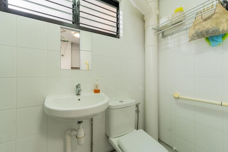531 Hougang Avenue 6, 531 Hougang Avenue 6, Hougang / Punggol / Sengkang, 3 Bedrooms, 904 sqft, HDB Flat For Sale, by Daron Ang, 500265272 - Bathroom - PropertyGuru.com.sg