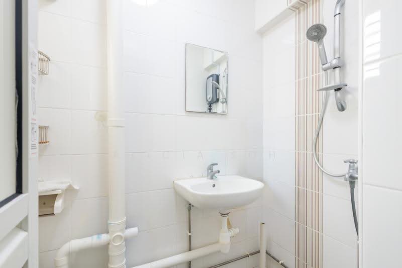 407 Pandan Gardens, 407 Pandan Gardens, Boon Lay / Jurong / Tuas, 3 Bedrooms, 1,119 sqft, HDB Flat For Sale, by Alicia Soh, 500265278 - Bathroom - PropertyGuru.com.sg